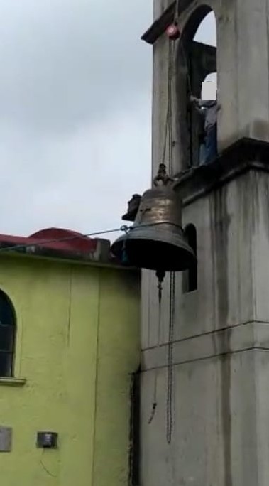 Bajando una campana de la torre